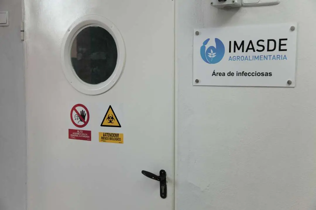 Acceso al área de infecciones con señalización de riesgo biológico