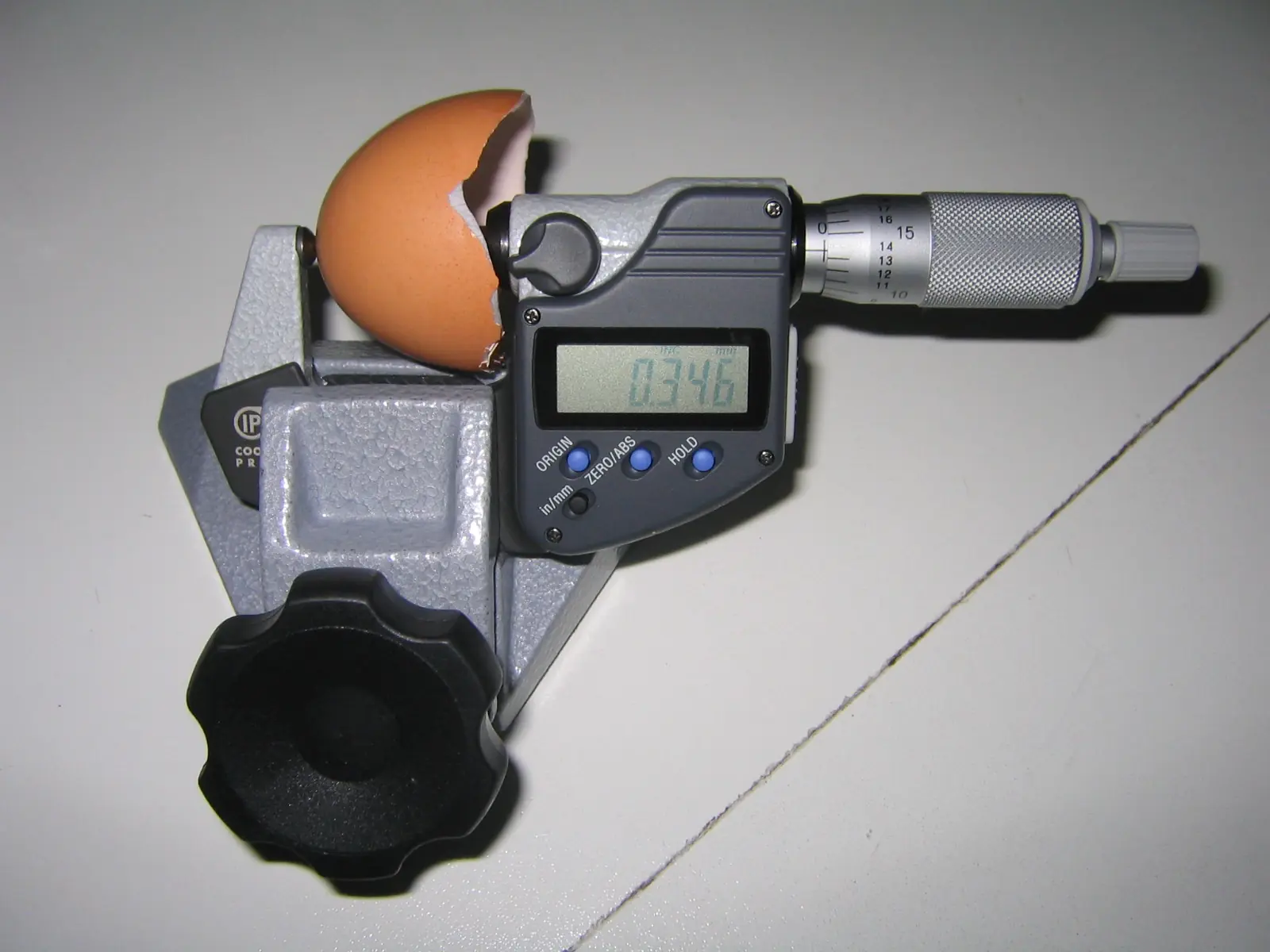 Measuring eggshell thickness