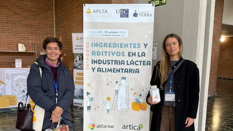 Patricia Vázquez y Gisela Mosquera, de IMASDE, junto al cartel de las jornadas en Lugo