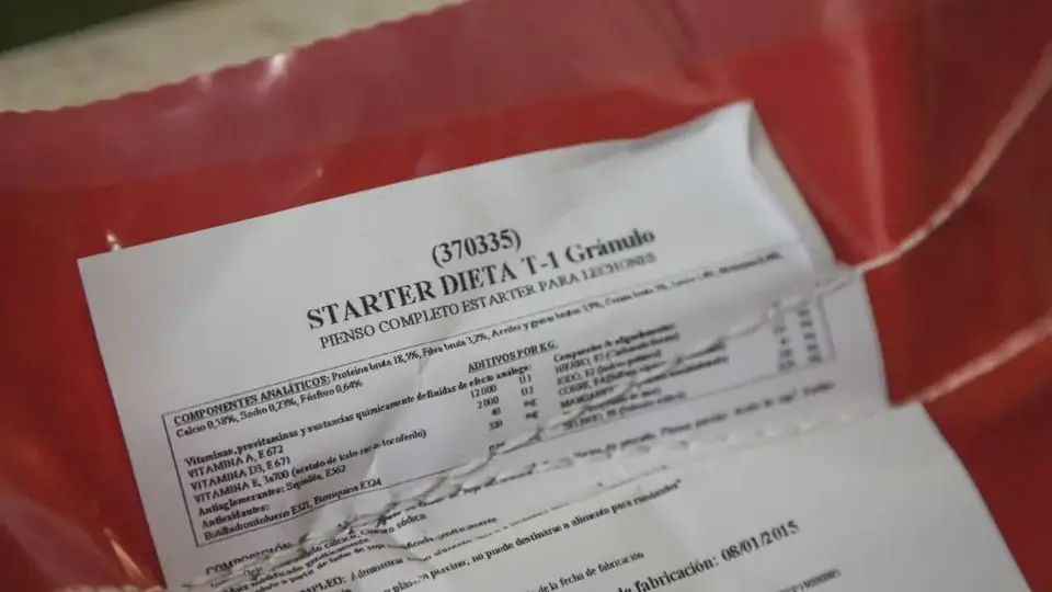 Etiqueta identificativa de un saco de pienso de ensayo